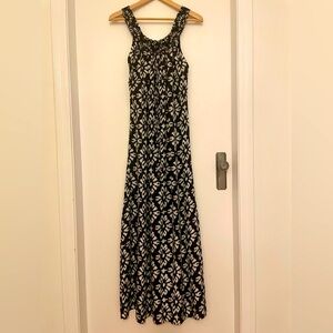 Central Park West for Aritzia
Large 100% silk maxi dress with lining